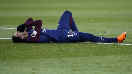 Am Boden. Paris' Weltklassespieler Neymar droht lange auszufallen.