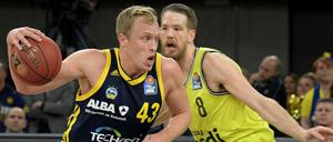 Bayreuths Nate Linhart (r) und Luke Sikma von Berlin kämpfen um den Ball. (Archivbild).