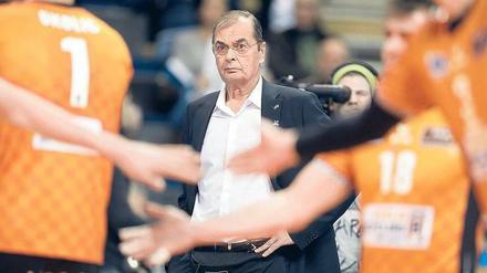 Nächste Runde. Moculescu ist der erfolgreichste deutsche Vereinstrainer. 