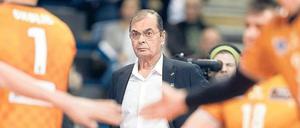 Nächste Runde. Moculescu ist der erfolgreichste deutsche Vereinstrainer. 