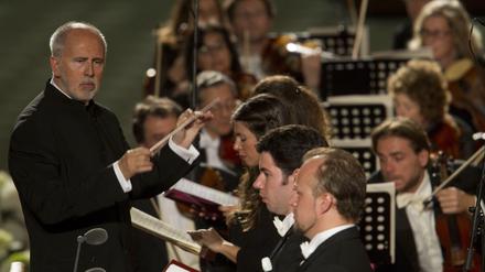 Jesús López Cobos dirigiert 2011 das Teatro dell'Opera di Roma zu Ehren des Papsts Benedict XVI.