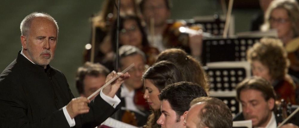 Jesús López Cobos dirigiert 2011 das Teatro dell'Opera di Roma zu Ehren des Papsts Benedict XVI.