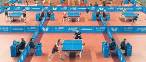 Eine Halle voller Tischtennis. Auch bei den deutschen Meisterschaften geht es an vielen Platten zur Sache.