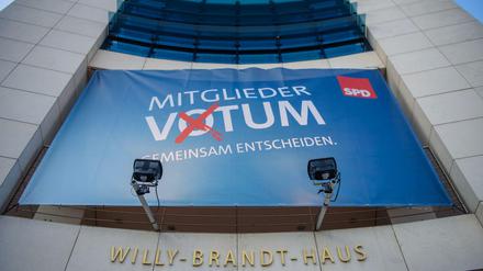 Ein Plakat mit der Aufschrift "Mitgliedervotum - Gemeinsam Entscheiden" hängt an der Front der SPD-Parteizentrale, dem Willy-Brandt-Haus.