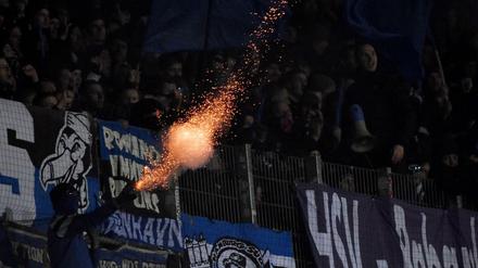 Feuer frei. In Bremen wurden aus dem HSV-Fanblock auch Raketen abgeschossen.