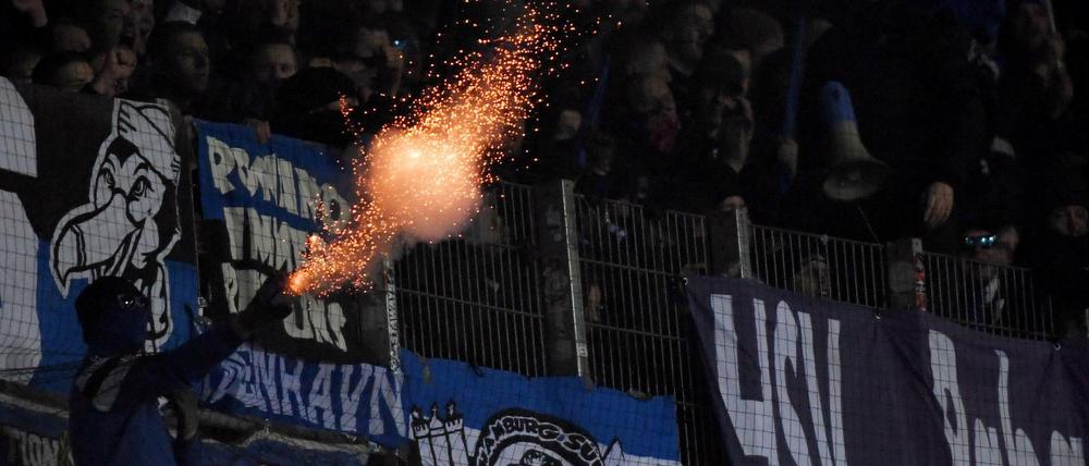 Feuer frei. In Bremen wurden aus dem HSV-Fanblock auch Raketen abgeschossen.