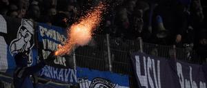 Feuer frei. In Bremen wurden aus dem HSV-Fanblock auch Raketen abgeschossen.