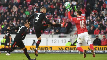 Stuttgarts Torwart Ron-Robert Zieler (r-l) im Zweikampf mit Frankfurts Ante Rebic und Simon Falette. 