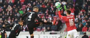 Stuttgarts Torwart Ron-Robert Zieler (r-l) im Zweikampf mit Frankfurts Ante Rebic und Simon Falette. 