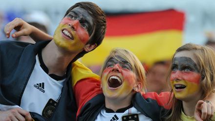 Fans der deutschen Fußball-Nationalmannschaft auf einer Fanmeile in München.