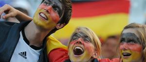 Fans der deutschen Fußball-Nationalmannschaft auf einer Fanmeile in München.