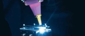 Hochkomplex. Mehr als 50 Produktionsschritte sind erforderlich für eine Lithium-Ionen-Zelle. Auf dem Foto wird eine prismatische Zelldose mit einem Laserschweißkopf von Thyssen-Krupp dicht geschweißt. 