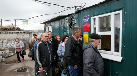 Auf der Suche nach Lebensmitteln. An den Übergängen zu den nicht von den Separatisten kontrollierten Gebieten bilden sich Schlangen.