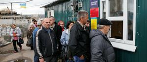 Auf der Suche nach Lebensmitteln. An den Übergängen zu den nicht von den Separatisten kontrollierten Gebieten bilden sich Schlangen.