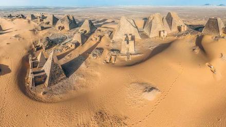 Gräber auf dem Friedhof der antiken Stadt Meroe. Die Bauten der Hauptstadt des legendären Königreichs Kusch datieren aus der Zeit von 300 vor bis 350 nach Christus. Zum Teil sind die unterirdischen Grabkammern schon erschlossen. 