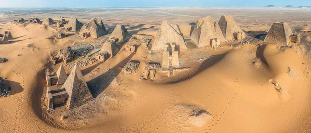 Gräber auf dem Friedhof der antiken Stadt Meroe. Die Bauten der Hauptstadt des legendären Königreichs Kusch datieren aus der Zeit von 300 vor bis 350 nach Christus. Zum Teil sind die unterirdischen Grabkammern schon erschlossen.
