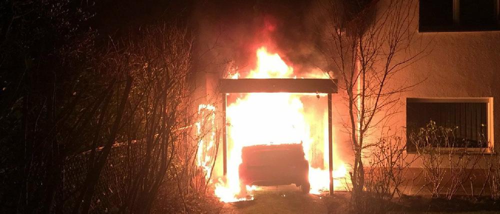Ein brennendes Fahrzeug steht am 01.02.2018 in Berlin-Neukölln in der Garage von Linken-Politiker Ferat Kocak.