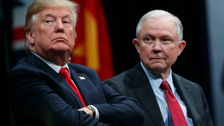US-Präsident Donald Trump (l). und Justizminister Jeff Sessions. (Archiv)