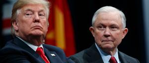 US-Präsident Donald Trump (l). und Justizminister Jeff Sessions. (Archiv)
