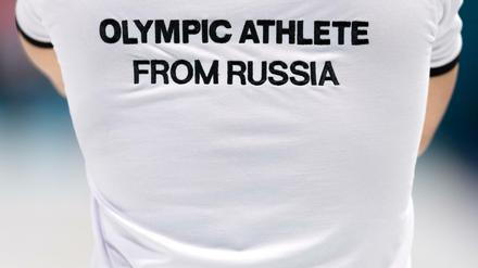 Ein russischer Athlet trägt den Schriftzug des Teams "Olympische Athleten aus Russland" (OAR) auf dem Rücken.