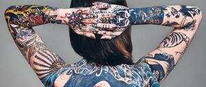 Lebendig bunt. Neue Forschung zeigt, dass Tattoo-Künstler nicht allein arbeiten. Immunzellen helfen aktiv, die Tätowierung lebenslang zu erhalten.