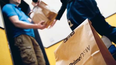 Ein Rückgaberecht gibt es auch für Lebensmittel, die im Netz bestellt werden – doch die Anbieter gehen damit unterschiedlich um: Kunden von Rewe und Edeka müssen die Lieferung gleich an der Haustür kontrollieren. Bei Amazon können sie die Bestellung auch später reklamieren, zurückgeben müssen sie die Ware nicht. Das lädt zum Betrug ein. 