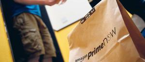 Ein Rückgaberecht gibt es auch für Lebensmittel, die im Netz bestellt werden – doch die Anbieter gehen damit unterschiedlich um: Kunden von Rewe und Edeka müssen die Lieferung gleich an der Haustür kontrollieren. Bei Amazon können sie die Bestellung auch später reklamieren, zurückgeben müssen sie die Ware nicht. Das lädt zum Betrug ein. 
