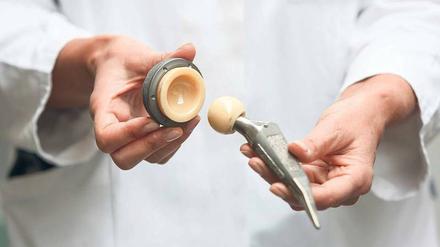 Nie ganz auszuschließen. Das Infektionsrisiko, etwa beim Austausch des Hüftgelenks, liegt bei rund zwei Prozent.