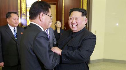 Nordkoreas Machthaber Kim Jong Un (rechts) begrüßt Südkoreas Sicherheitsberater Chung Eui Yong.