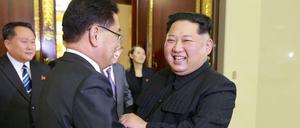 Nordkoreas Machthaber Kim Jong Un (rechts) begrüßt Südkoreas Sicherheitsberater Chung Eui Yong.