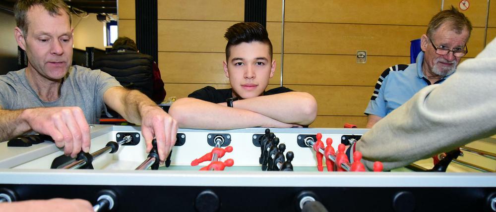 Raphael trainiert Rollstuhlfahrer im Tischfußball.