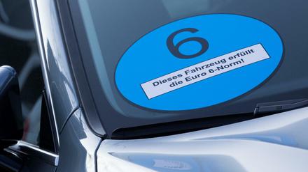 So groß wie diese Version einer blauen Plakette dürfte die Marke in Wirklichkeit nicht werden