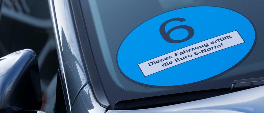 So groß wie diese Version einer blauen Plakette dürfte die Marke in Wirklichkeit nicht werden