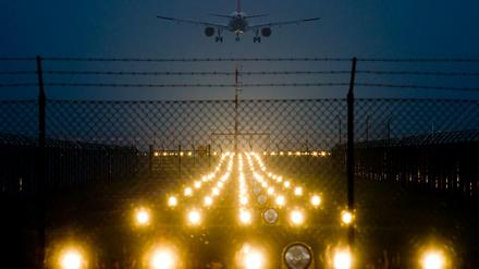 Eine Protestaktion will an das Volksbegehren für ein strengeres BER-Nachtflugverbot erinnern.