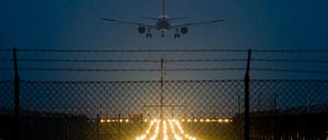 Eine Protestaktion will an das Volksbegehren für ein strengeres BER-Nachtflugverbot erinnern.
