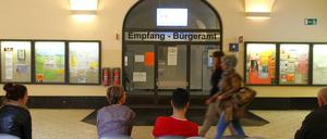 Wartende Besucher im Bürgeramt Charlottenburg-Wilmersdorf (Archivbild).