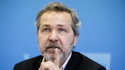 Sören Benn (Die Linke, l-r), Bezirksbürgermeister von Pankow, nimmt an einer Pressekonferenz zur Unterzeichnung des «Zukunftspakts Verwaltung» durch den Senat und die Bezirksbürgermeister teil. +++ dpa-Bildfunk +++