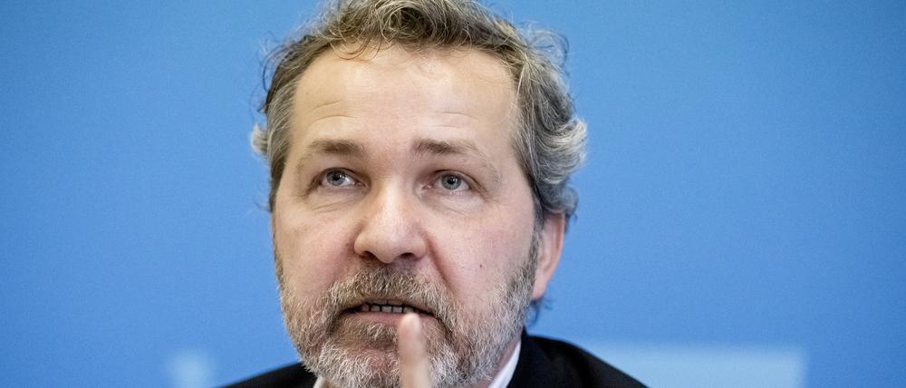 Sören Benn (Die Linke, l-r), Bezirksbürgermeister von Pankow, nimmt an einer Pressekonferenz zur Unterzeichnung des «Zukunftspakts Verwaltung» durch den Senat und die Bezirksbürgermeister teil. +++ dpa-Bildfunk +++