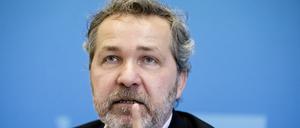 Sören Benn (Die Linke, l-r), Bezirksbürgermeister von Pankow, nimmt an einer Pressekonferenz zur Unterzeichnung des «Zukunftspakts Verwaltung» durch den Senat und die Bezirksbürgermeister teil. +++ dpa-Bildfunk +++