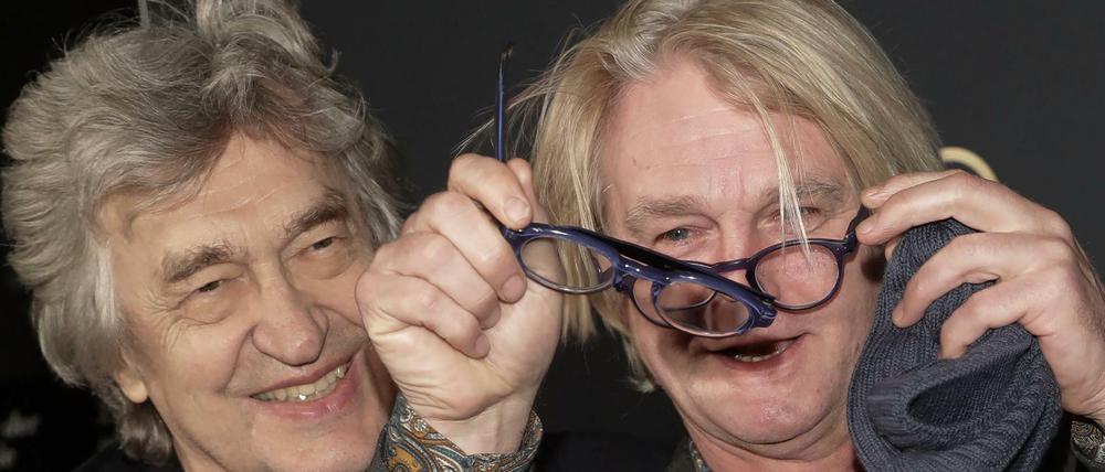 Wim Wenders (l) und Detlev Buck haben Spaß auf der Feier zum 50-jährigen Bestehens der Filmförderungsanstalt.