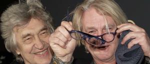Wim Wenders (l) und Detlev Buck haben Spaß auf der Feier zum 50-jährigen Bestehens der Filmförderungsanstalt.