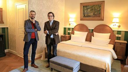 Hotel gastiert im Hotel. „Henri“-Chef Eckart Buss (li.) und Joachim Rissmann vom früheren „Bogota“ in einem nachgebildeten Zimmer.