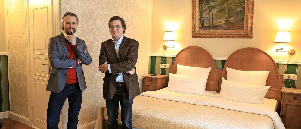 Hotel gastiert im Hotel. „Henri“-Chef Eckart Buss (li.) und Joachim Rissmann vom früheren „Bogota“ in einem nachgebildeten Zimmer.