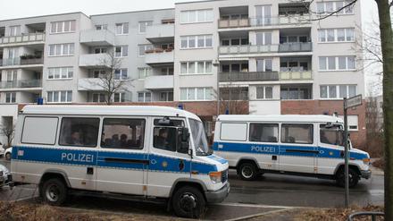 Polizeifahrzeuge stehen vor einem Gebäudekomplex in Alt-Hohenschönhausen. 