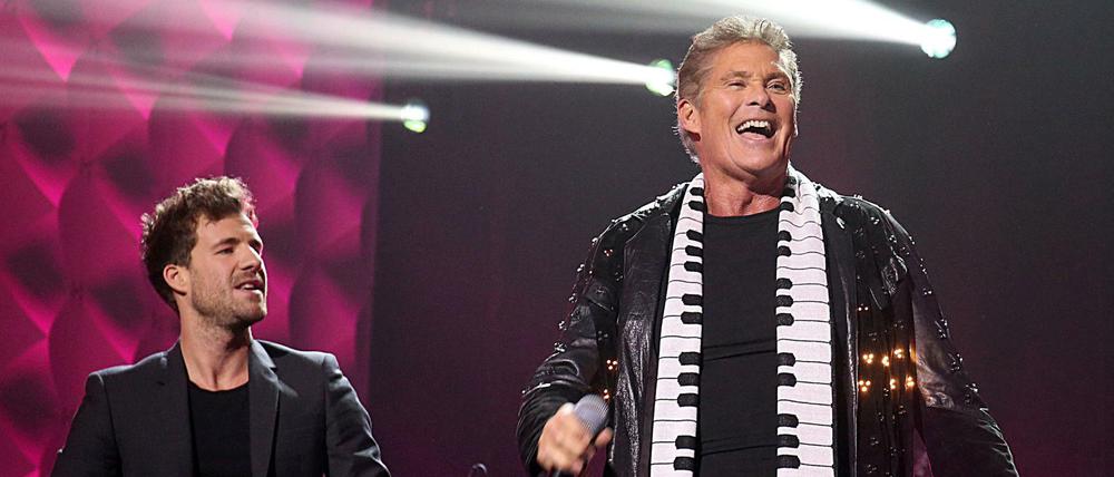 Der US-Sänger David Hasselhoff (r) wirbt mit dem Entertainer Luke Mockridge für einen neuen Mobilfunk Tarif der Deutschen Telekom.