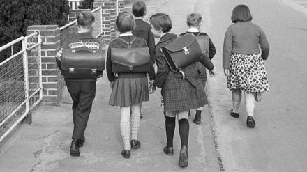 Schulkinder auf dem Weg zur Schule in den 60er Jahren