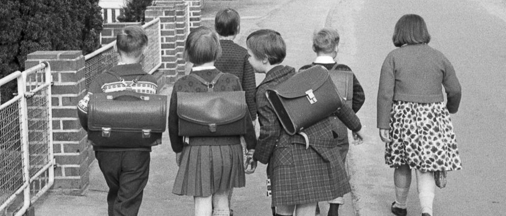 Schulkinder auf dem Weg zur Schule in den 60er Jahren
