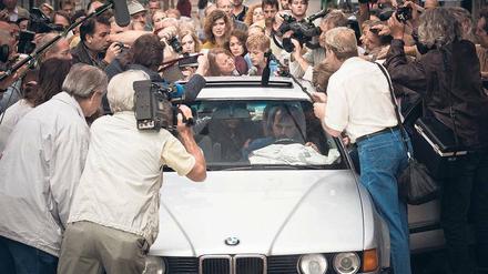 Journalismus, der Grenzen überschreitet. Fotografen und Fernsehteams umringen die Gladbeck-Entführer in der Kölner Innenstadt.