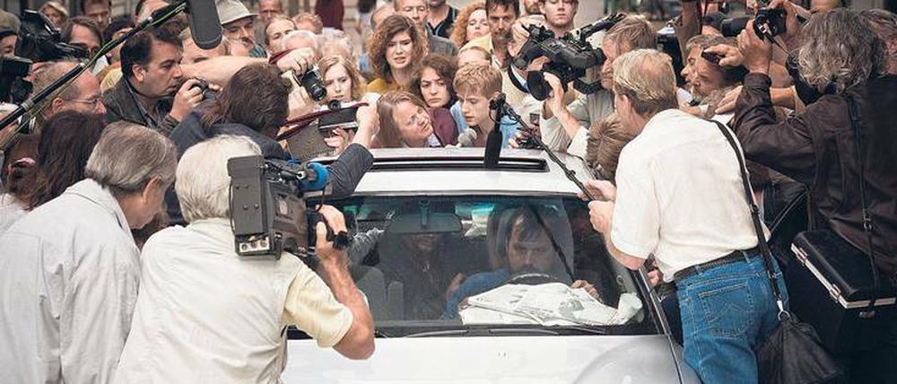 Journalismus, der Grenzen überschreitet. Fotografen und Fernsehteams umringen die Gladbeck-Entführer in der Kölner Innenstadt.