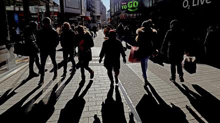 Kein Durchkommen: Viele Fußgänger walzen einem rücksichtslos entgegen.